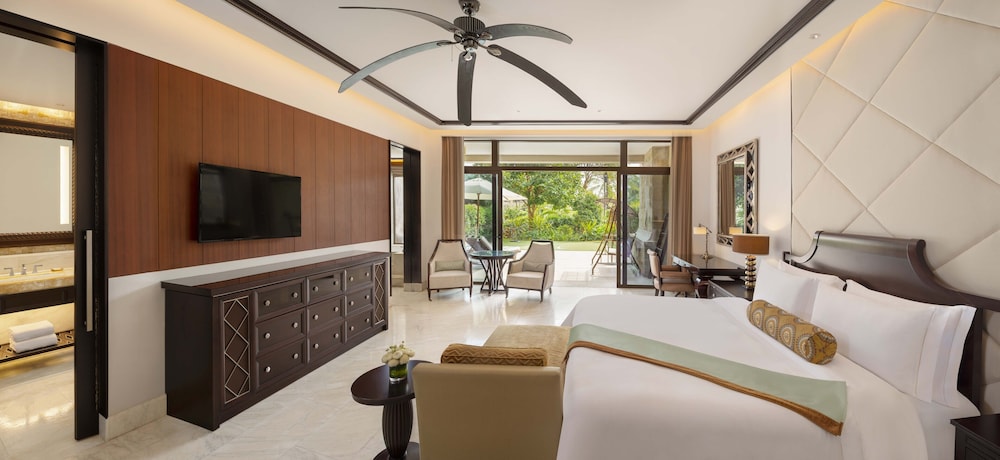 Room, 1 King Bed, Pool View - Photo 3