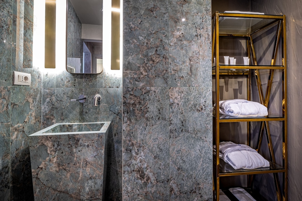 Executive Suite (Jacuzzi) - Photo 18