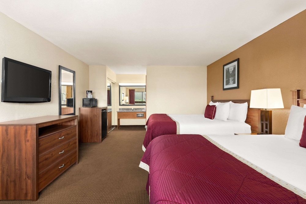 Standard Room (1 King and 1 Queen) - Photo 1