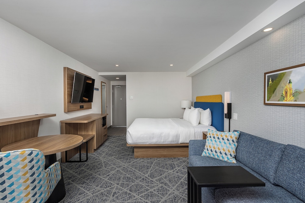 Room, 1 King Bed with Sofa bed, Non Smoking (Upgrade) - Photo 3
