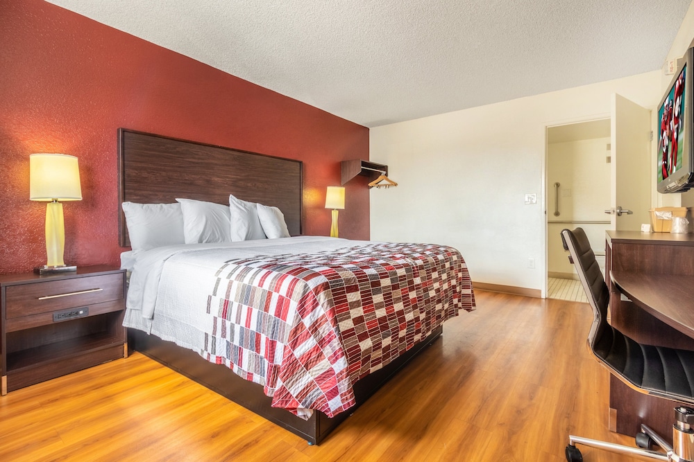 Deluxe Room, 1 King Bed, Accessible, Non Smoking (Roll-In Shower) - Photo 2