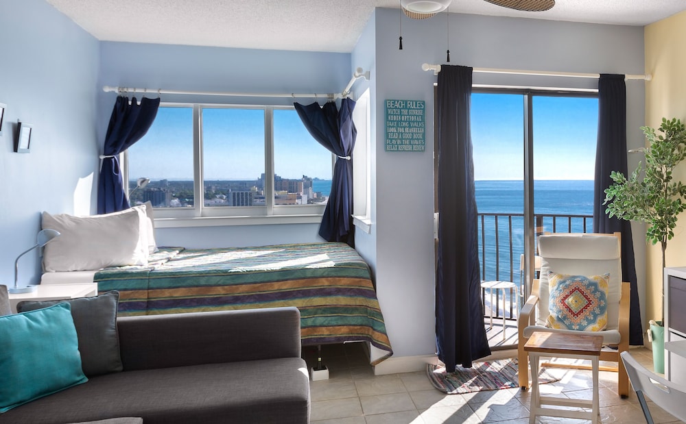 Angle Oceanfront Sun Suite with One Queen Bed and Sofabed photo 2
