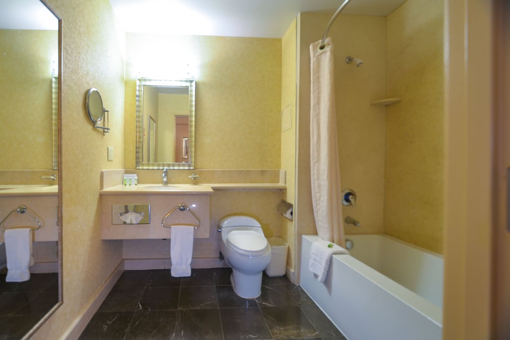 Deluxe Room, 1 King Bed, Balcony - Photo 2