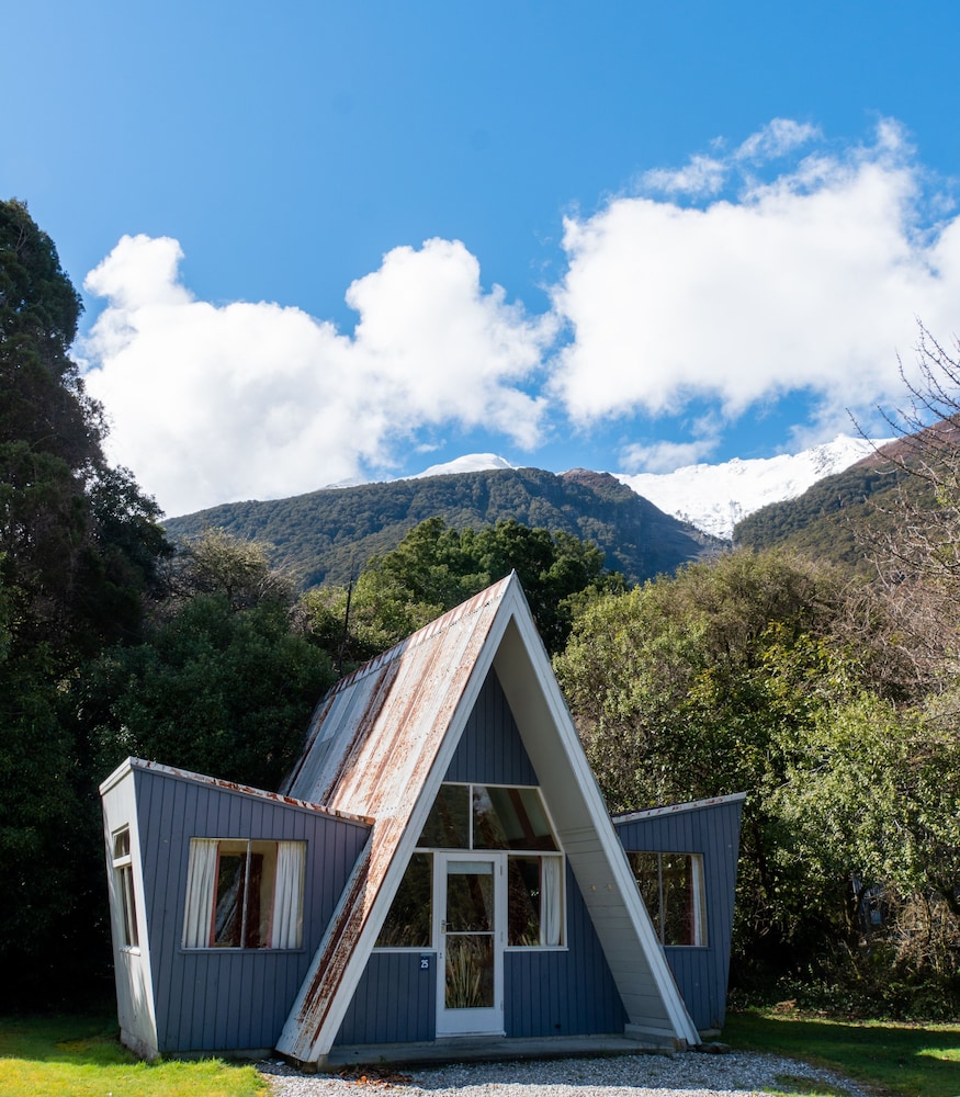 Standard Winged Chalet with Private Bathroom and Cooking Facilities photo 3