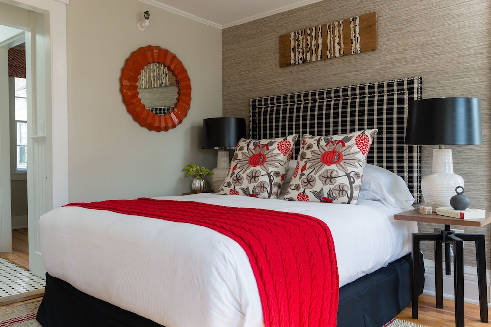 Deluxe Suite, 1 Queen Bed and Sofa Bed photo 1