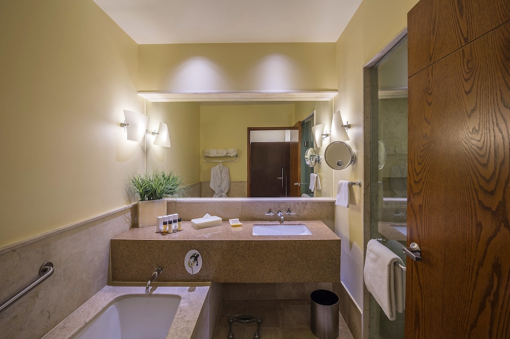 Suite (Master) - Photo 8
