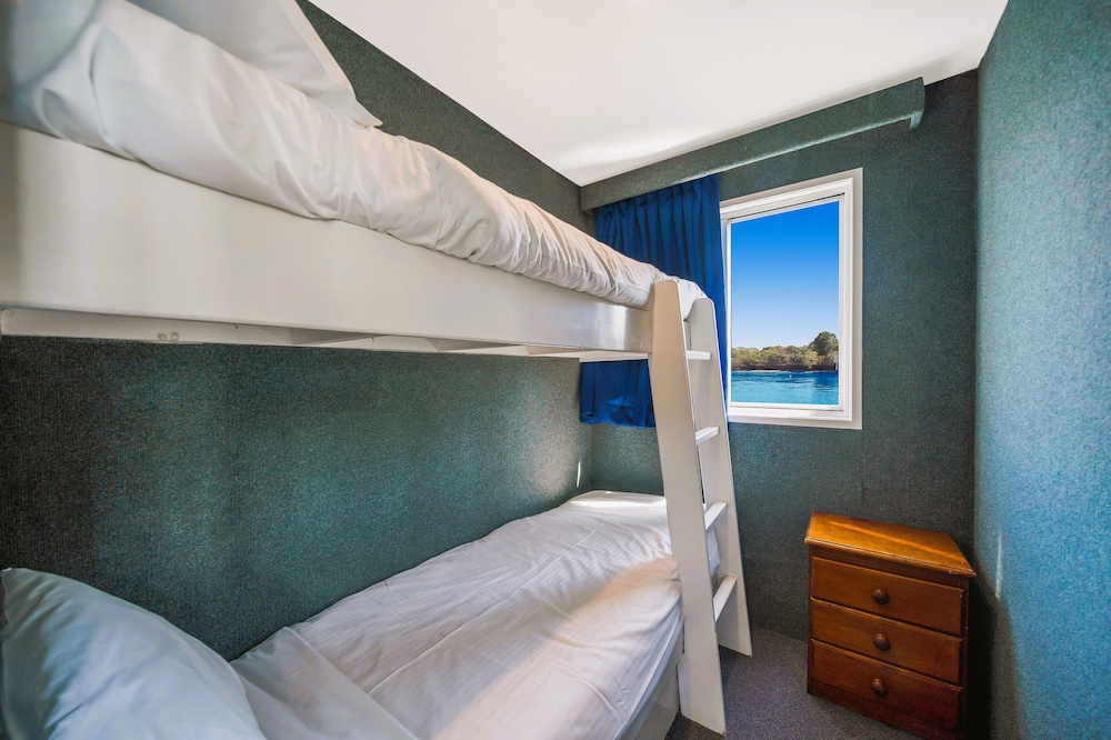Family Houseboat, 4 Bedrooms (Osprey) photo 1