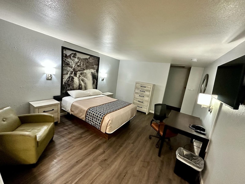 Standard Room, 1 Queen Bed, Non Smoking photo 1