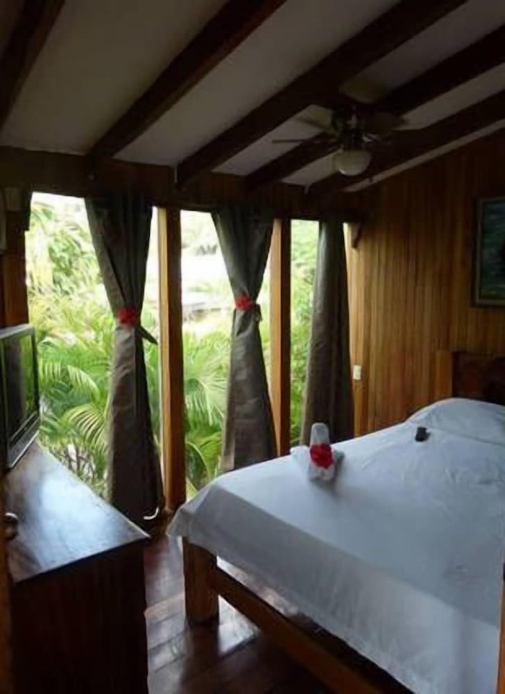 Double Room, 1 Double Bed, Non Smoking, Shared Bathroom photo 2