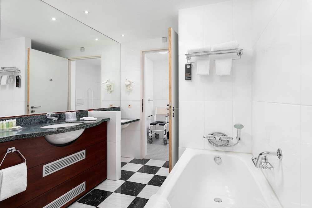 Deluxe Room, 2 Queen Beds - Photo 4