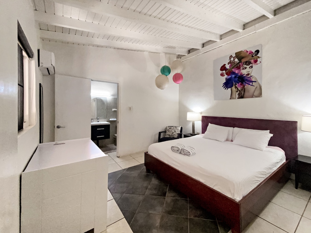 Superior Suite, 1 Bedroom, Courtyard View, Courtyard Area