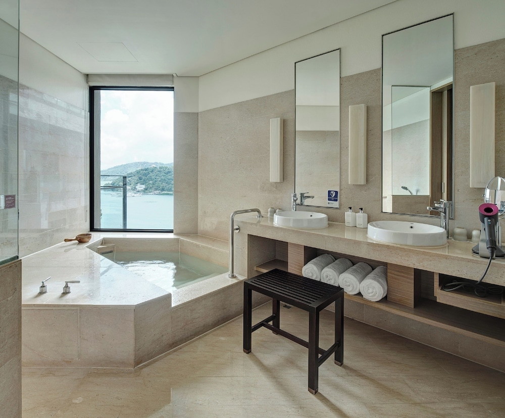 Deluxe Suite Lake View - Photo 11