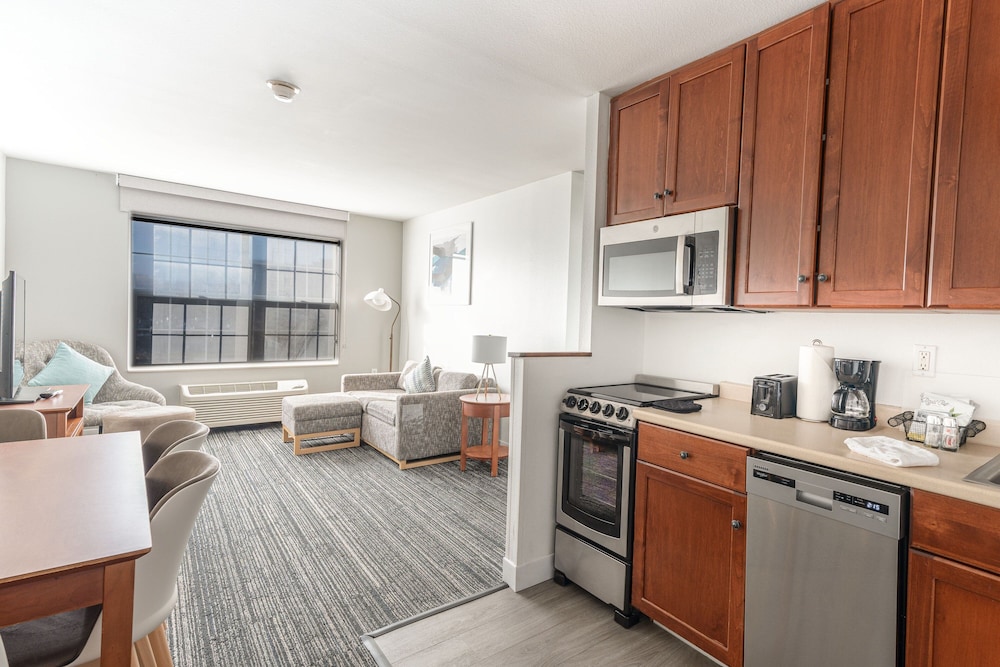Suite, 2 Bedrooms - Photo 2