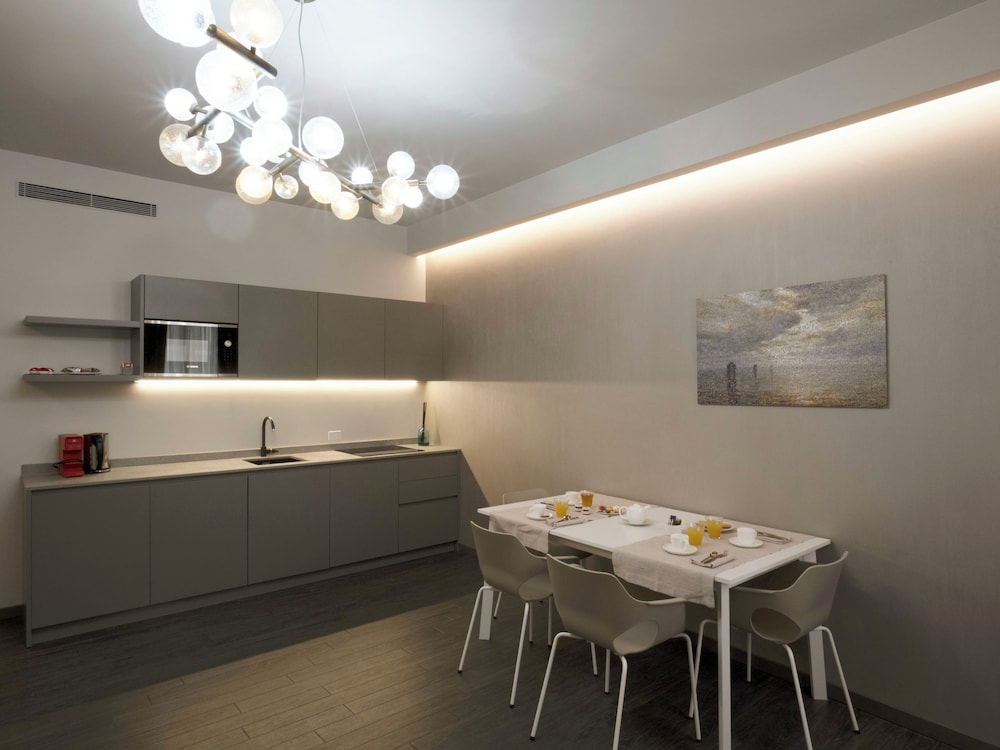 Luxury Apartment (Large)