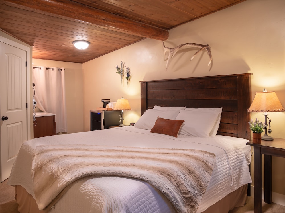 Standard Room, 1 King Bed, Non Smoking - Photo 4