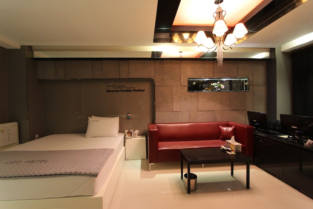 Suite (Addt’L Fee For Consecutive Nights) photo 3