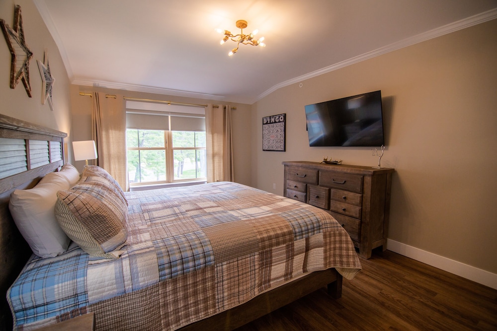 Condo, 2 Bedrooms, Mountainside (2402)