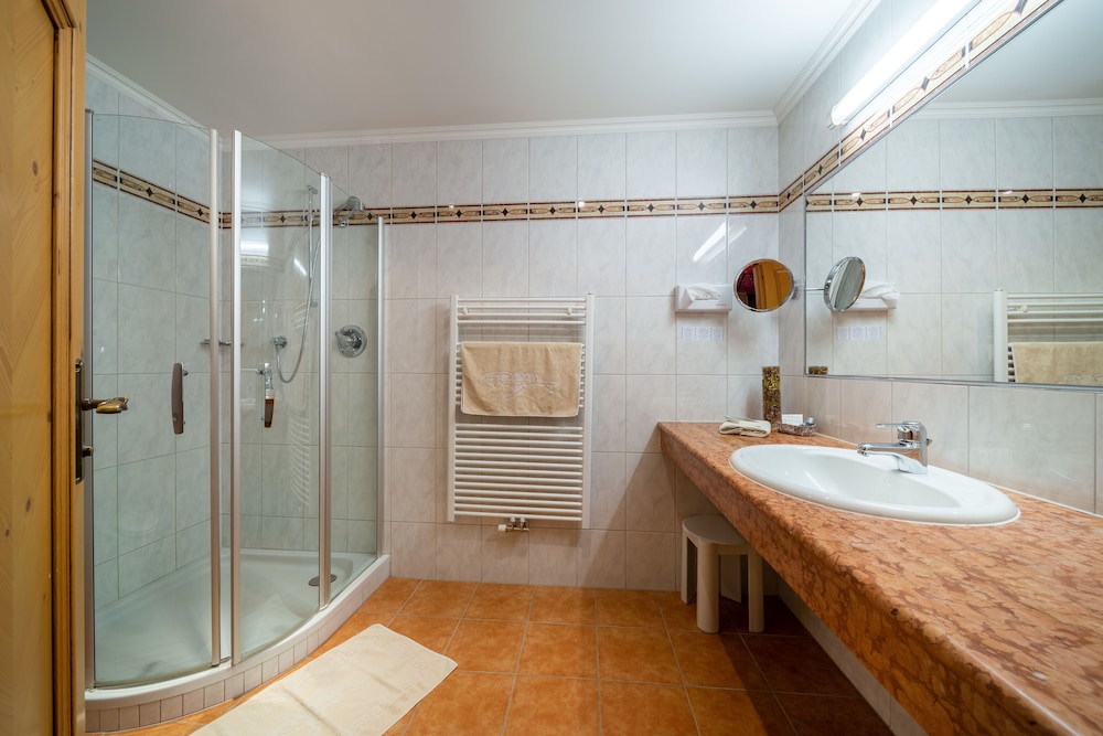 Premium Double Room, 1 King Bed with Sofa bed, Non Smoking (Doppelzimmer Gletscherblick) photo 3