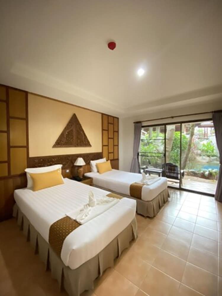 Room, 2 Twin Beds, Pool View
