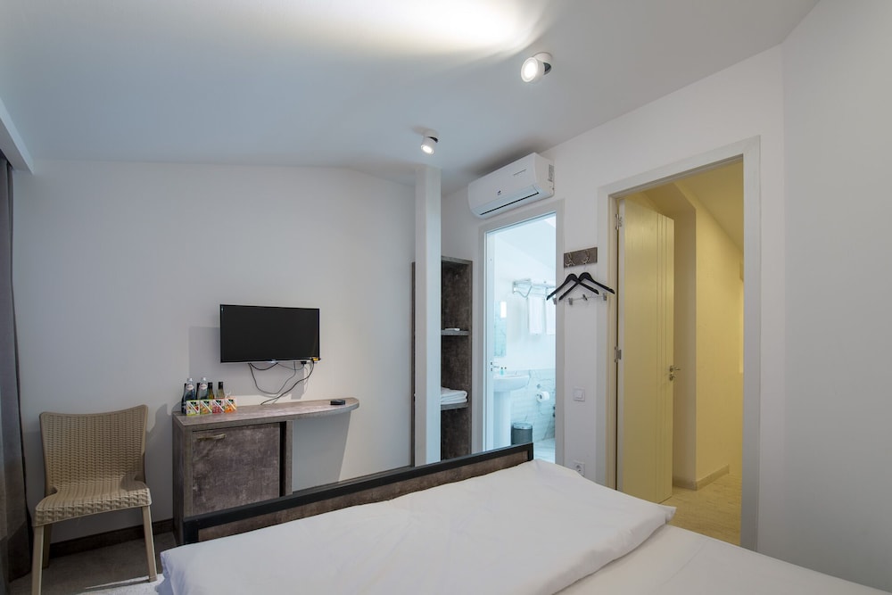 Basic Double Room, 1 King Bed, City View photo 2