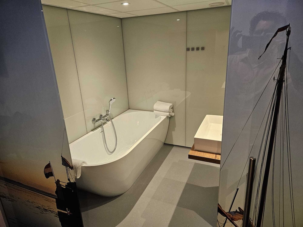 Comfort Double Room, Bathtub