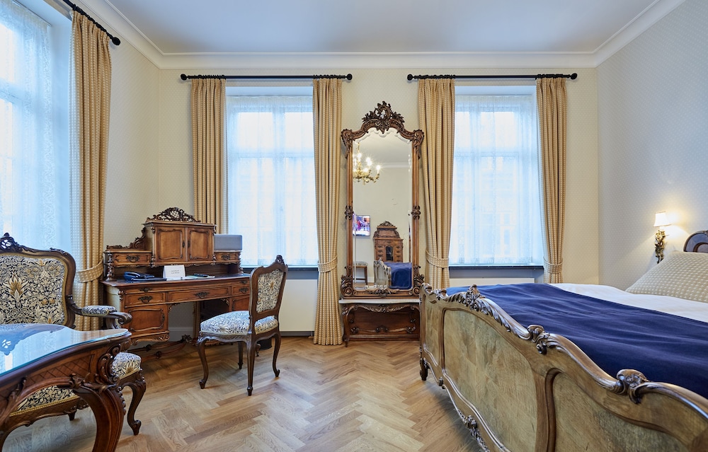 Classic Suite (Antique Room)