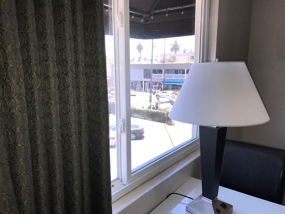 Room, 1 Queen Bed (Not Pet Friendly) - Photo 2