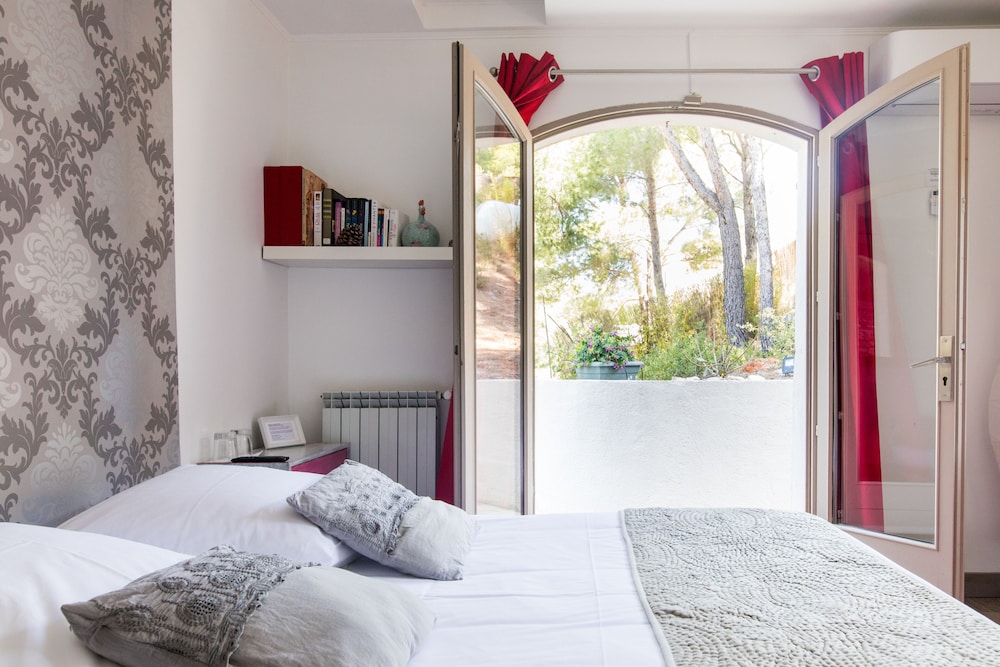 Double Room, Ensuite, Garden View (Chambre des pins) photo 1
