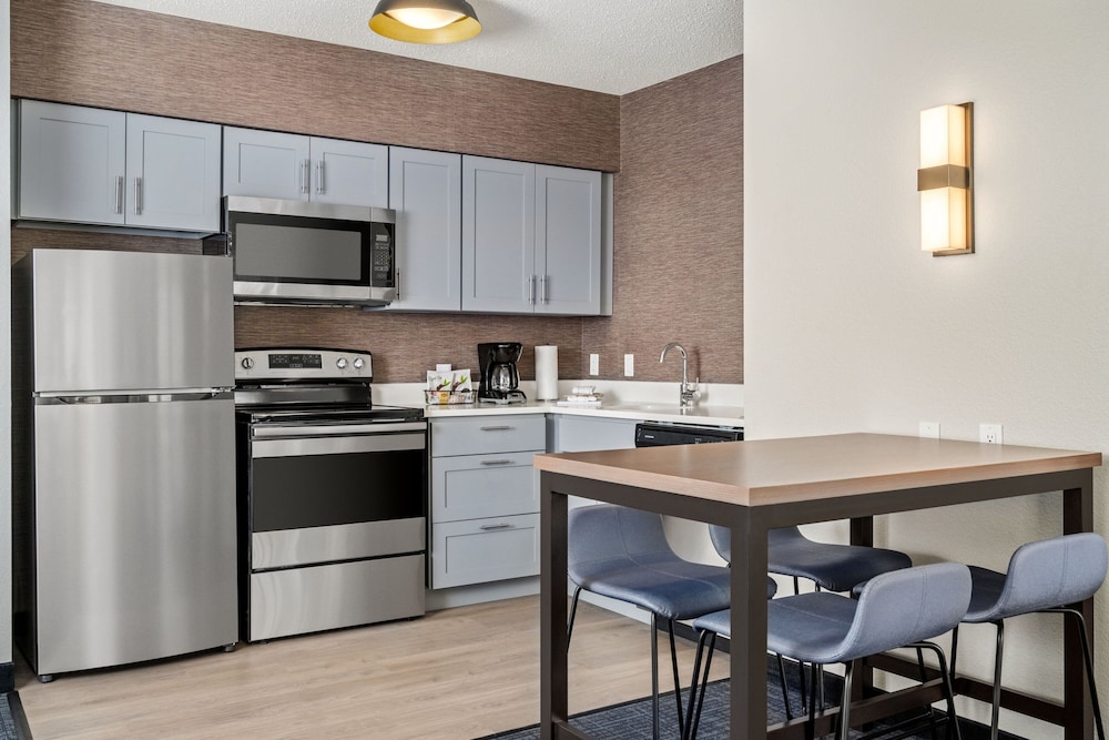 Suite, 2 Bedrooms (Mobility/Hearing Accessible, Tub) photo 3