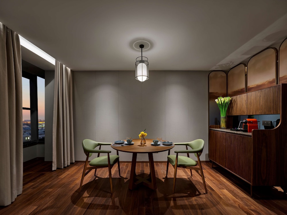 Executive Rooftop Suite thumbnail 6