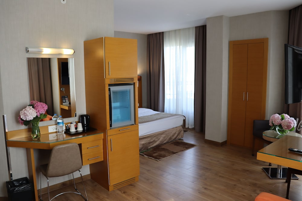 Superior Room, 1 Double Bed, Partial Sea View photo 2