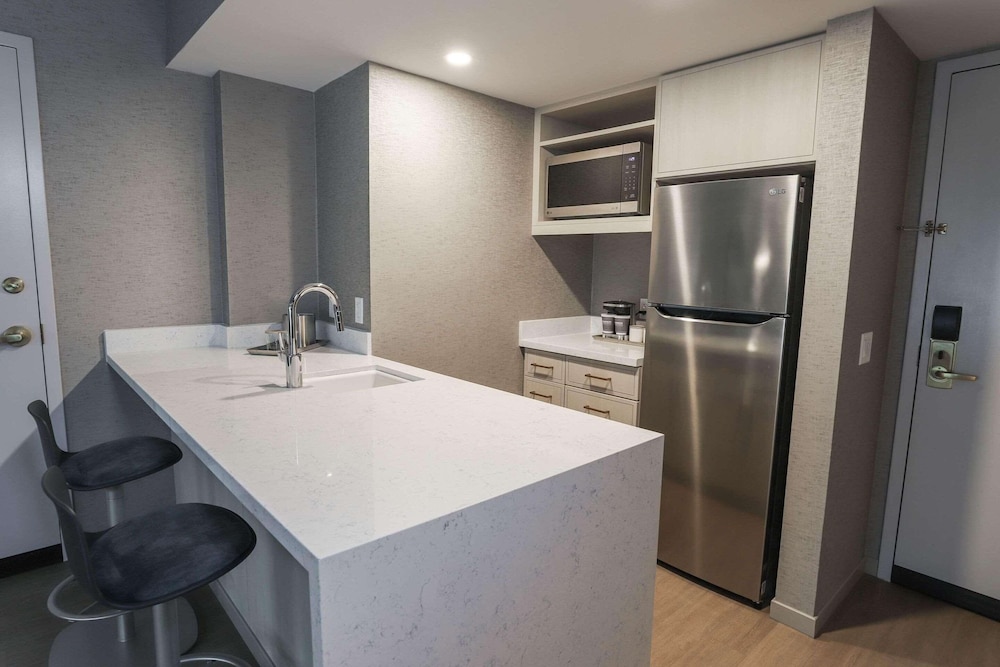 Suite, 1 Bedroom, Non Smoking (1 Bedroom) - Photo 2