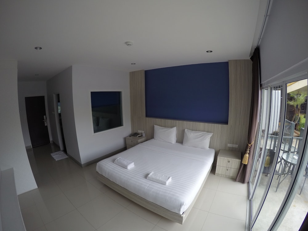 Deluxe Room, Pool Access photo 3