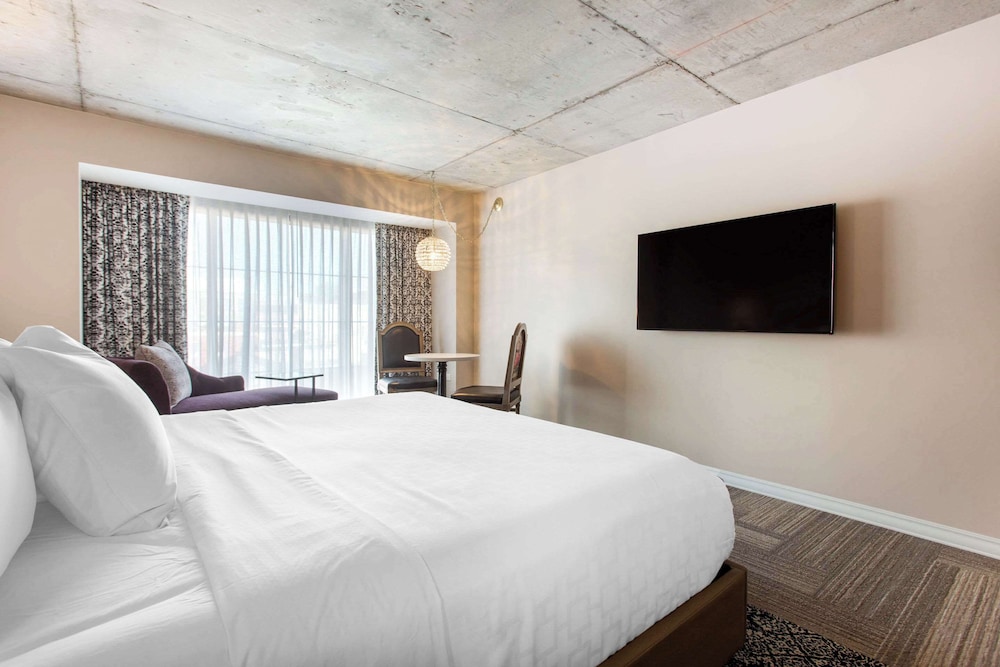 Standard Room, 1 King Bed, Mobility Accessible, Roll-In shower photo 3