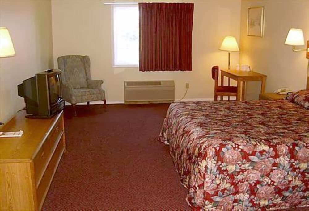 Double and a Twin Bed Room photo 3