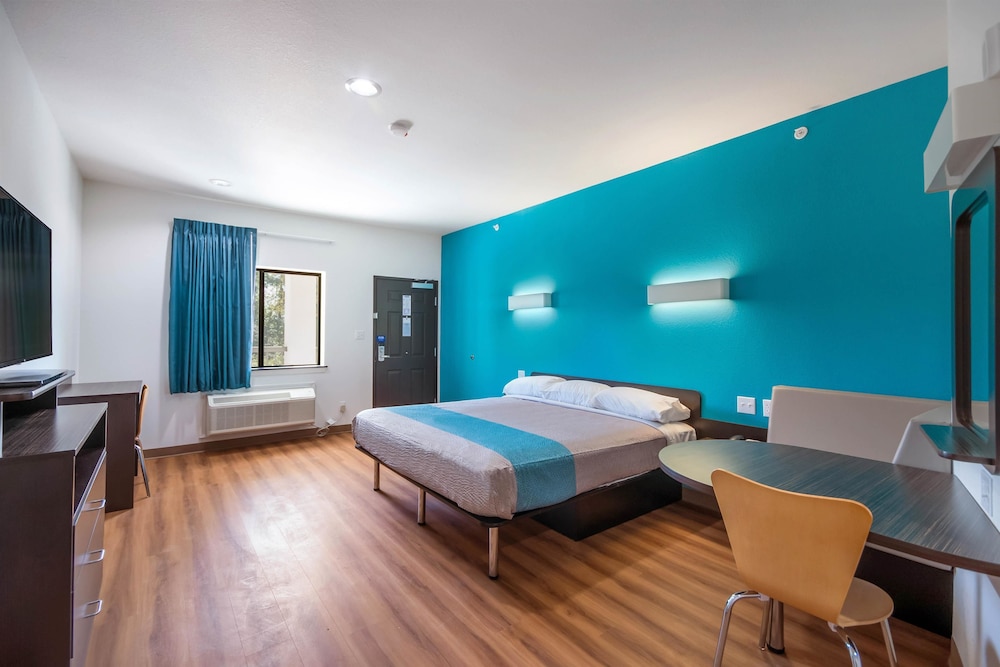 Standard Suite, 1 King Bed, Non Smoking, Kitchenette - Photo 3