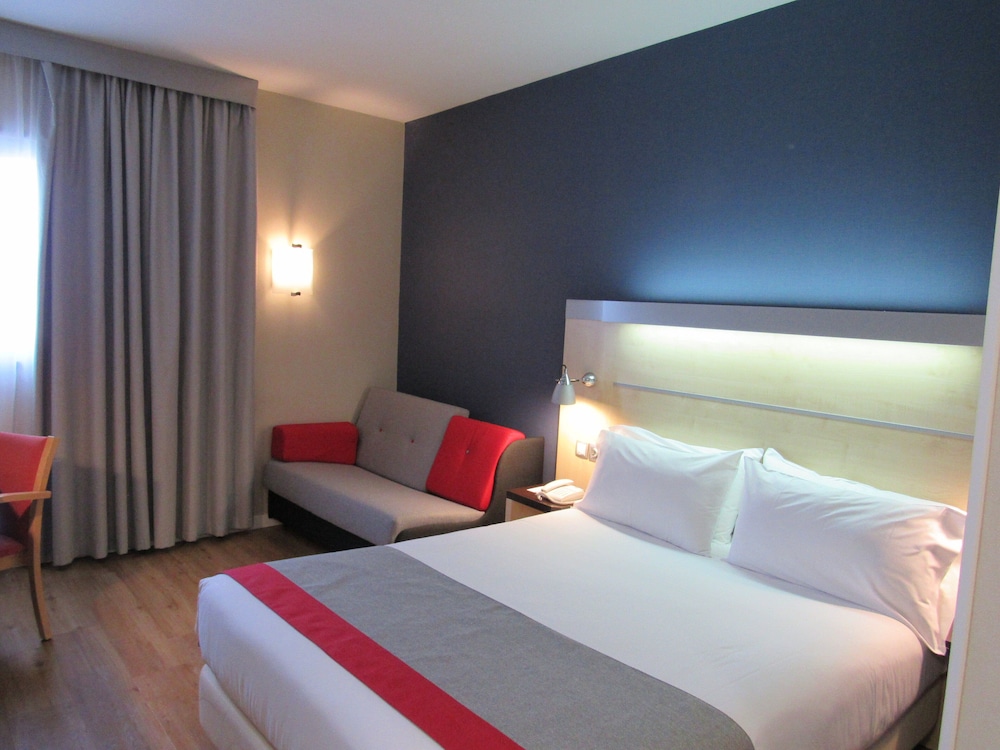 Standard Room, 1 Queen Bed, Accessible (Free Breakfast) - Photo 7
