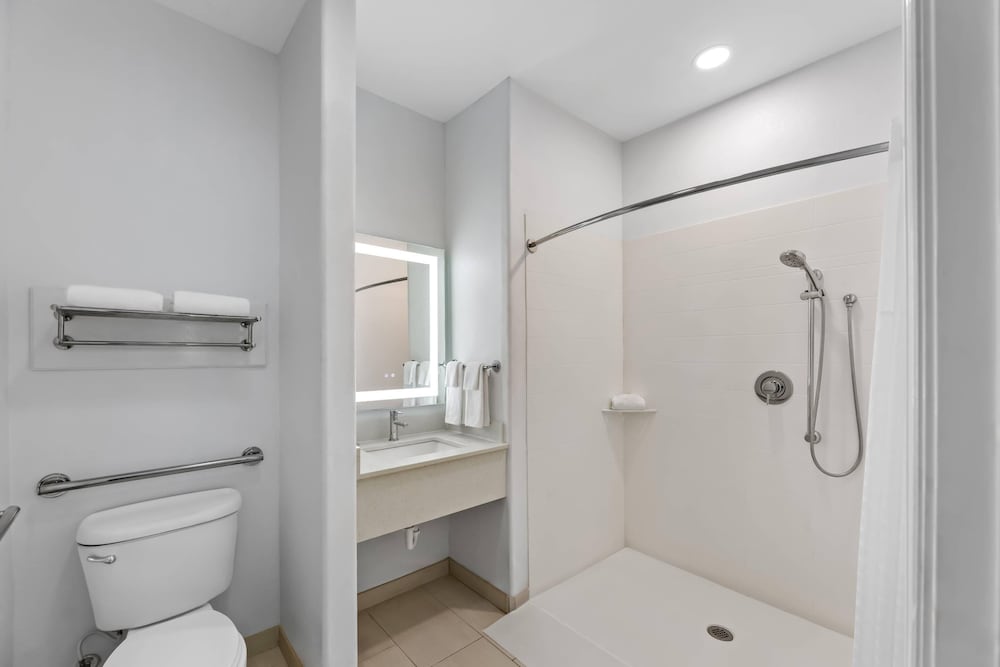 Suite, 1 King Bed, Accessible, Non Smoking photo 2