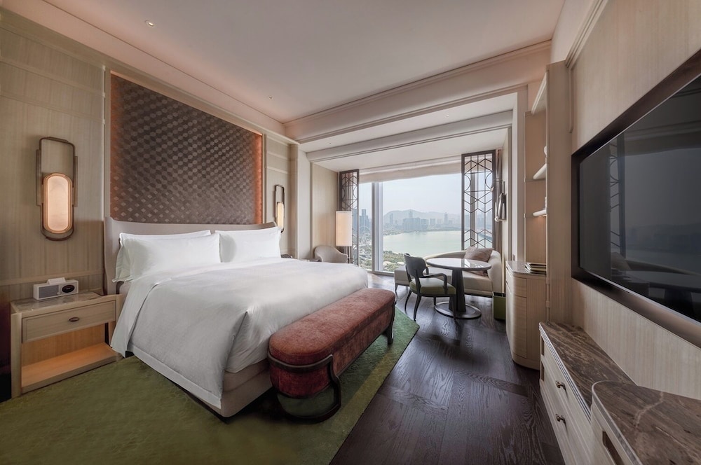 Deluxe Room, 1 King Bed, Bay View