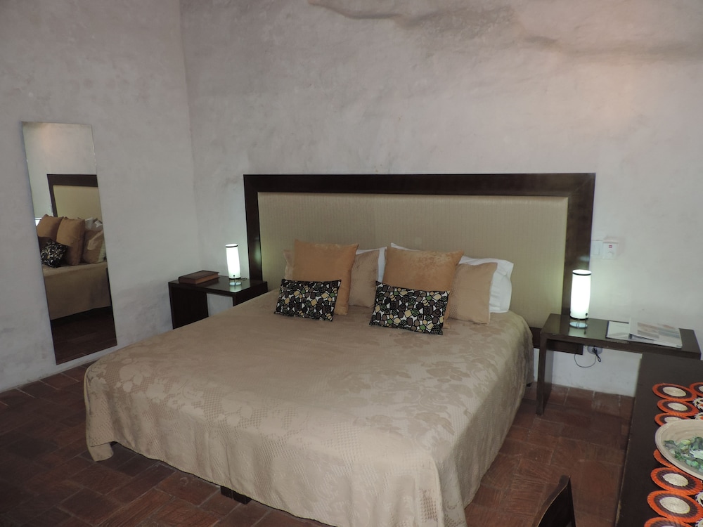 Superior Room, 1 Queen Bed photo 3