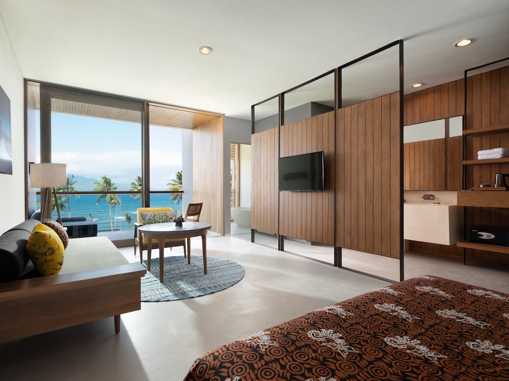 Suite, 1 King Bed, Ocean View photo 1