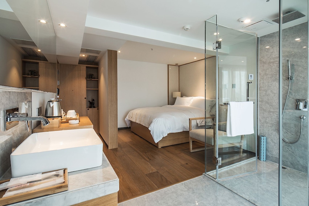 Cozy & Compact King-Size Room photo 2