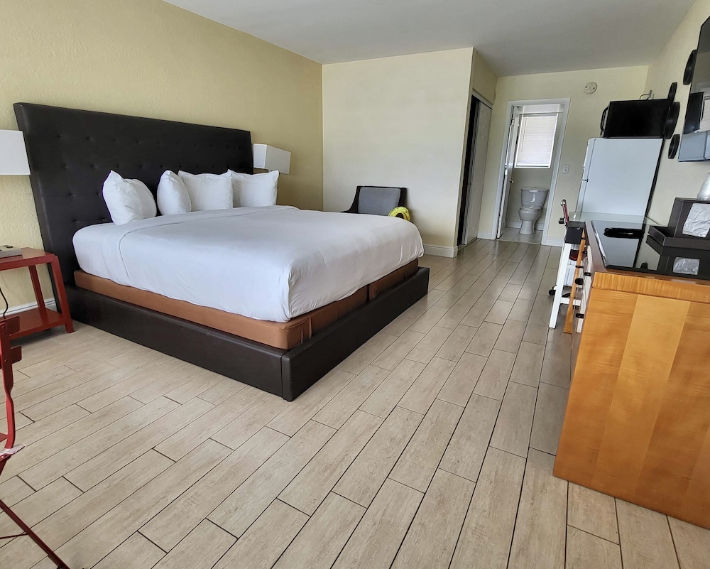 Standard Room, 1 King Bed, Accessible, Ground Floor photo 1
