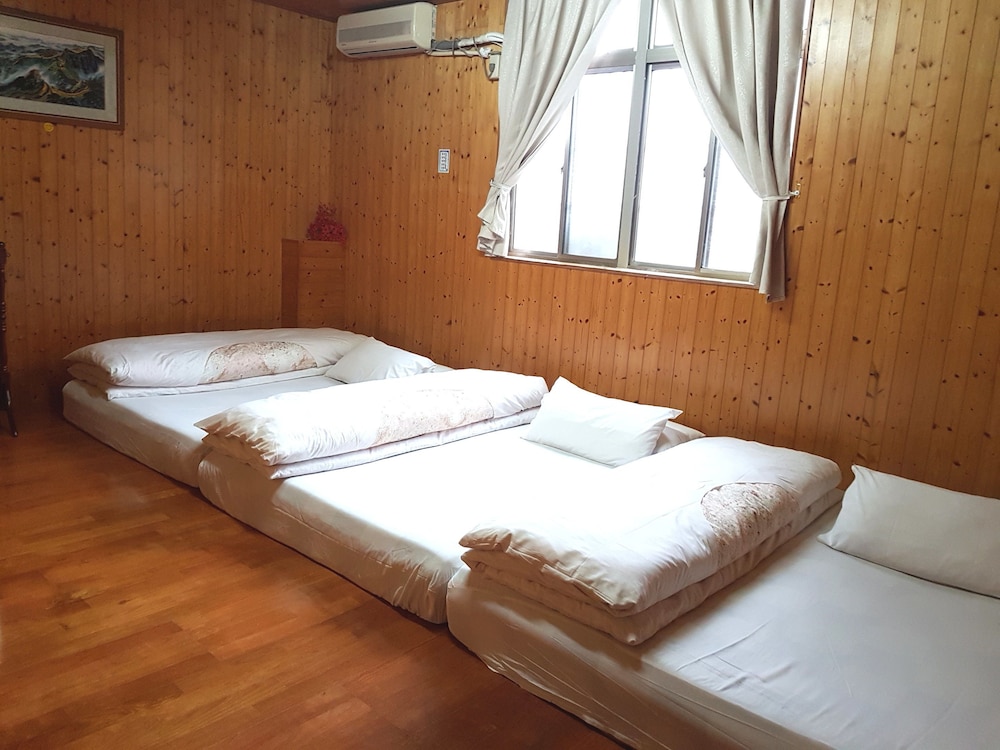 Economy Room, Multiple Beds, Non Smoking photo 1