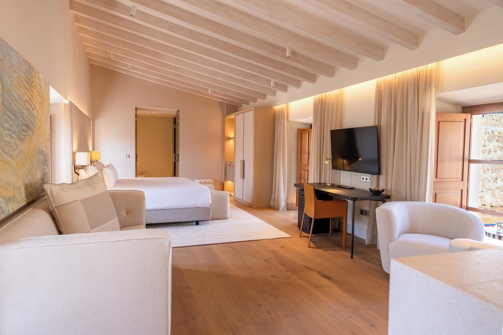 Suite, 1 King Bed (Outdoor Living Area)