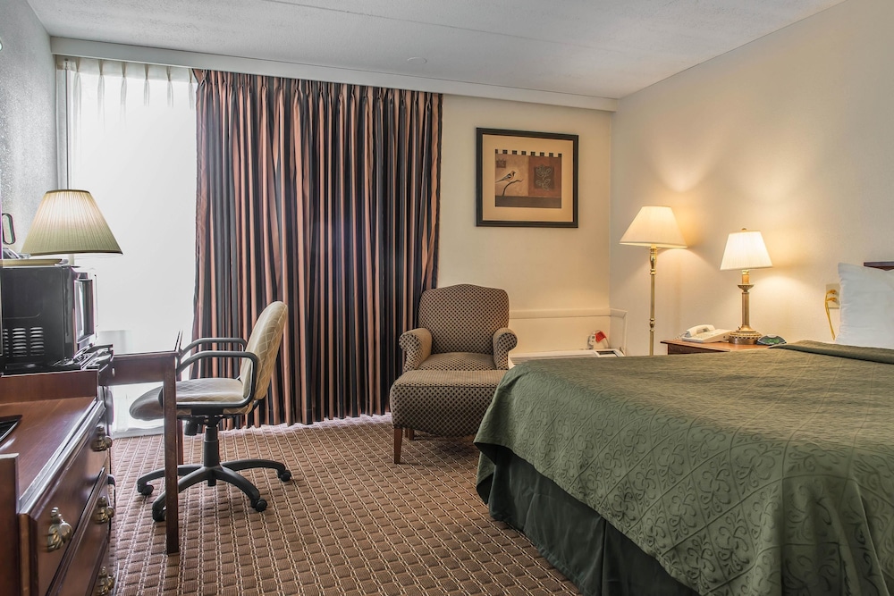 Standard Room, 1 Queen Bed, Non Smoking - Photo 2