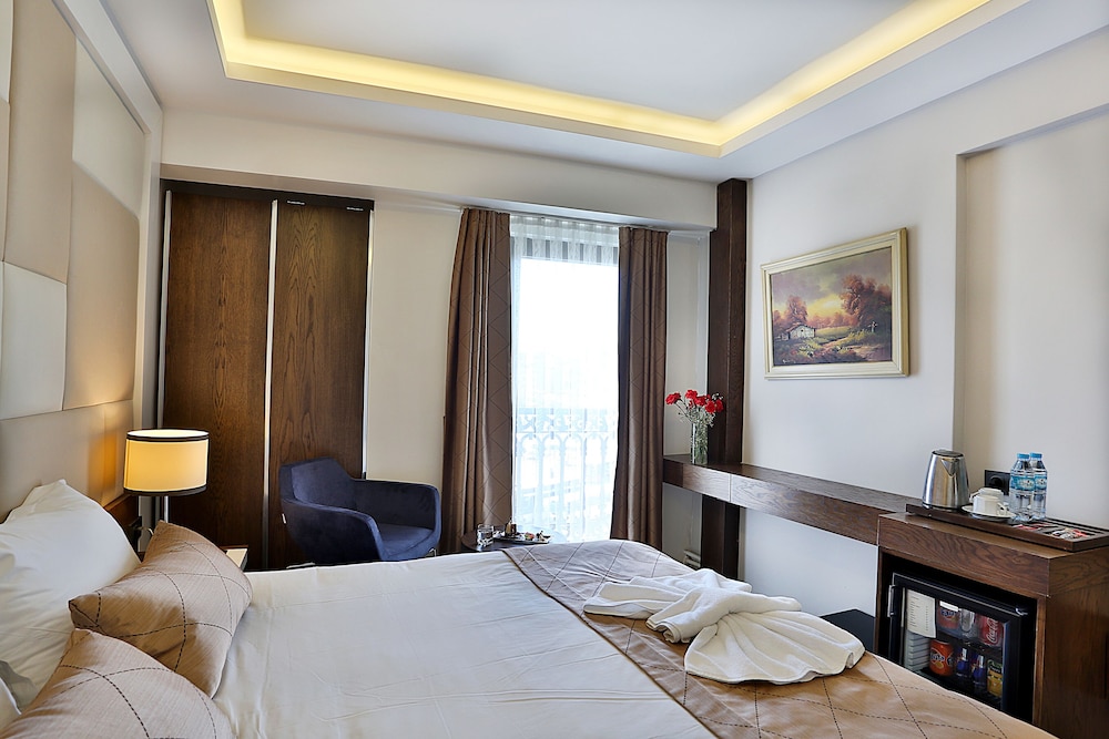 Triple Room thumbnail 6