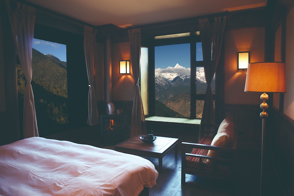 Deluxe King Room With Snow Mountain View
