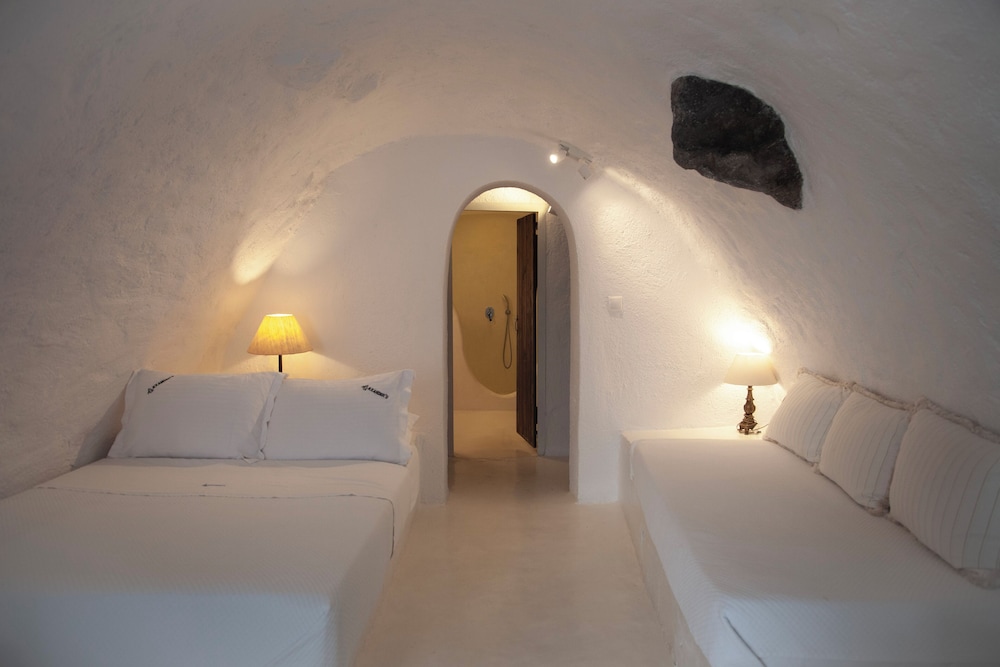 Superior Cave Suite with Hot Tub & Caldera View - Photo 13