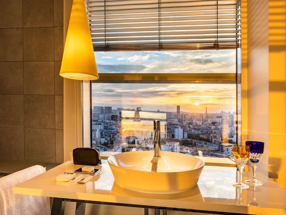 Executive Room, 1 King Bed, Corner (Panoramic Paris Eiffel Tower) photo 3